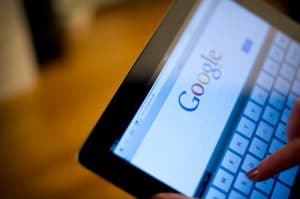 Tablet, auf dem bei Google gesucht wird