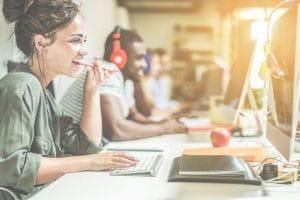 Frau sitzt vor Computer