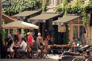 Cafes mit Sitzplätzen außerhalb des Gebäudes