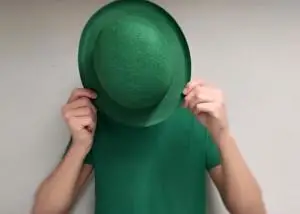 Mann mit grünem Hut